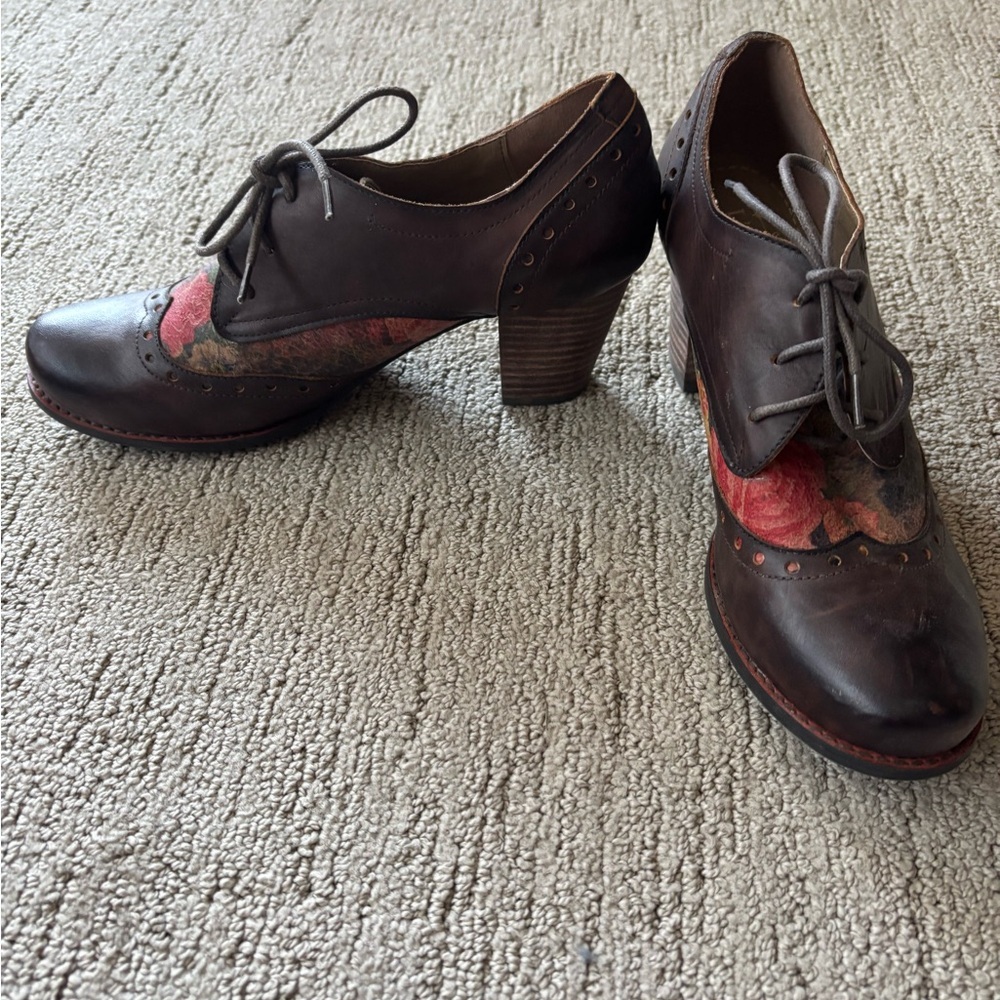 Size 38 L’artiste Brown and Red Lace Up Boots with Floral Design - Picture 2 of 4